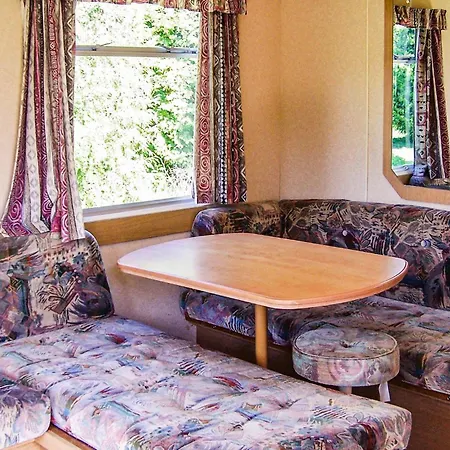2 Bedroom Stacaravan In 营地